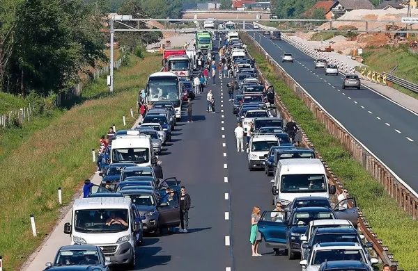 Doslej je bila za kršitve v zvezi z reševalnim pasom predpisana 
globa 200 evrov, za kršitve v zvezi z vozili s prednostjo pa 300 
evrov.