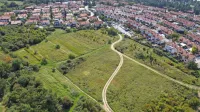 Vloženi tožbeni zahtevki oporekajo spremembam namembnosti 
zemljišč iz zazidljivih v nezazidljiva. Ustavno sodišče je bilo 
mnenja, da je občina ravnala preudarno, ko je pretehtala interes 
skupnosti v oziru na interese posameznikov. 