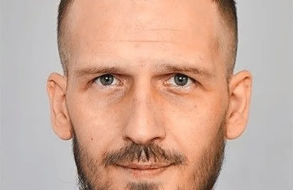 Policisti zaradi razpisane tiralice iščejo pobeglega zapornika, 
38-letnega Asmirja Sulejmanovića.
