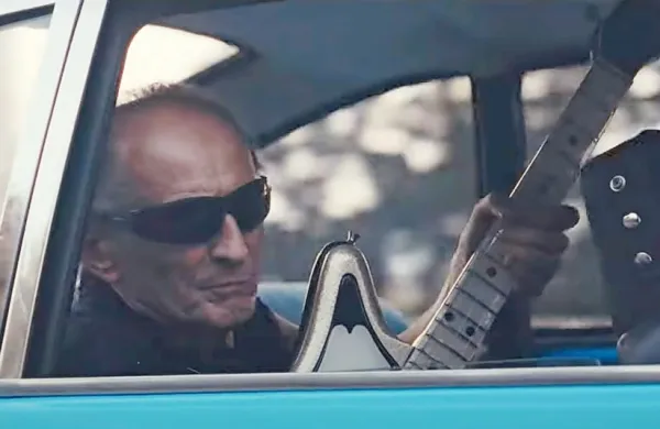 Stanly Bakan se v videu Spomin v starem Citroenu vozi po poti spominov. 