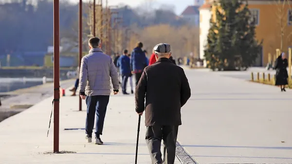 Upokojitvena starost se bi od leta 2028 postopno podaljševala, 
tako da bi leta 2035 za 40 let dela znašala 62 let. 