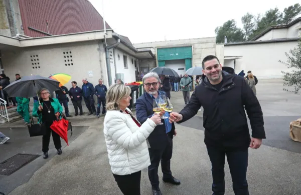 Z leve proti desni: predsednica KS Mirela Flego, direktor Okolja Neset Dulai in župan Andrej Korenika.     