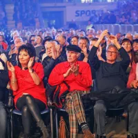 Če so na koncertih Kameleonov pred 60 leti obiskovalci pod odrom 
noreli s celim telesom, je ta ista generacija v soboto “norela” le v 
“srcu in duši,” kot se je slikovito izrazil Jadran Čalija, eden od 
pobudnikov koncerta.  