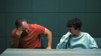 Owen Cooper (desno) in Stephen Graham, ki je bil zaradi porasta smrtnih napadov z noži nad dekleti v Veliki Britaniji pobudnik serije Adolescenca.