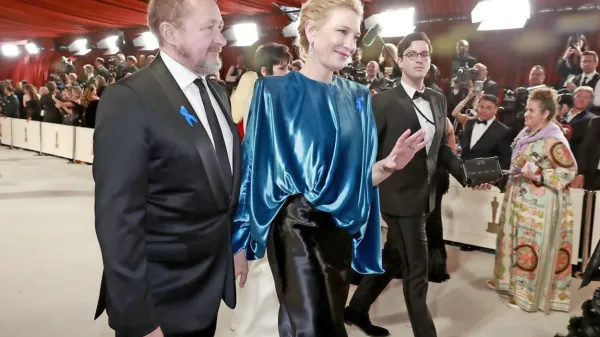 Fotograf pijan na poroki: zvezdnica Gospodarja prstanov s skopim poročnim albumom
