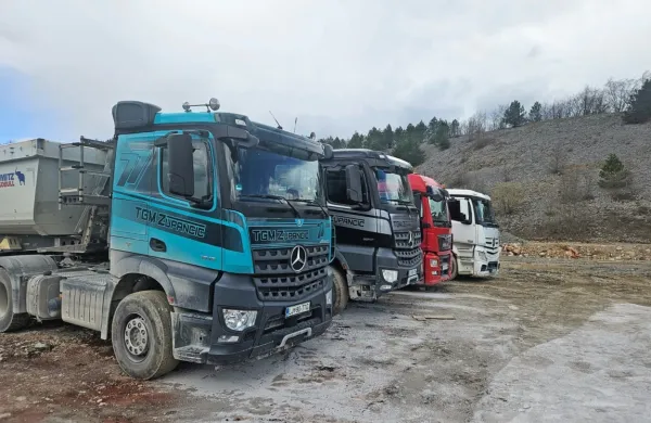 Minule dni se je v kamnolomu Laže nekdo spravil nad tovornjake 
ljubljanskega podjetja TGM Zupančič.