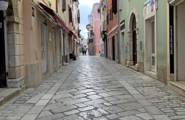 Analiza nepremičninskih oglasov na Hrvaškem je po navedbah 
tamkajšnjega ministrstva za finance pokazala, da se je v zadnjih 
dveh mesecih bistveno povečalo število oglasov za najem stanovanj.