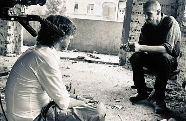 Dokumentarni film Gram srca  gledalca popelje v mračni svet 
odvisnosti.