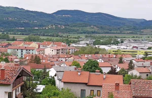 Ajdovski stanovanjski sklad zbira  ponudbe lastnikov praznih 
stanovanj ali stanovanjskih hiš za javni najem.