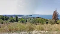Zemljišče, ki se tokrat prodaja, je na atraktivni lokaciji s pogledom 
na Portorož. Podobna zemljišča se prodajajo po milijon evrov in 
več, občina ga ponuja za 210.000 evrov.