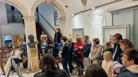 Zavod Modri december s številnimi aktivnostmi dokazuje, da so 
mladi z avtizmom lahko polnopravni aktivni člani družbe. Prizor je 
z razstave v osrednji koprski knjižnici, na kateri so udeleženci prve 
mednarodne izmenjave v Ajdovščini leta 2023 razstavili tamkaj 
nastale fotografije.  