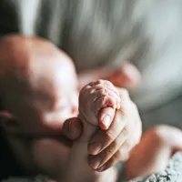 Po podatkih NIJZ se z depresijo ali tesnobo po porodu srečata ena 
do dve ženski od desetih.