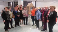 Idrijska skupina društva klekljaric s predsednico domačih Žnurc 
Marijo Prosenik na razstavi Praznična kulturna dediščina v 
Trebnjem.