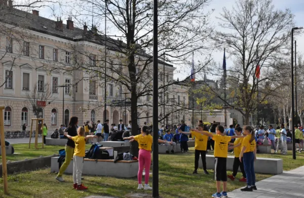 Otroci so se zbrali na novogoriški strani Trga Evrope.