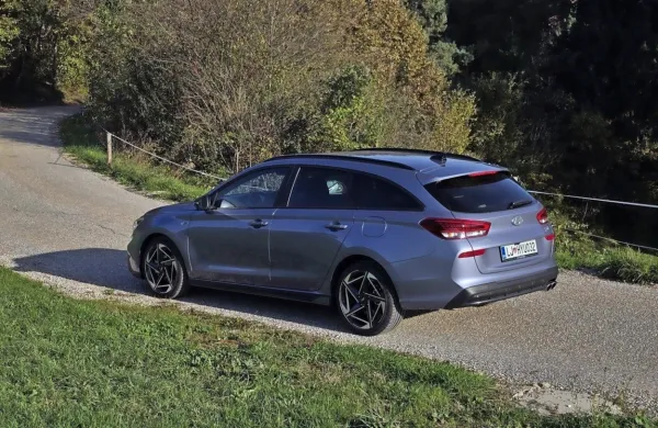 Pri Hyundaiju ohranjajo tradicijo družinskih karavanov pri modelu 
i30, ki se po uporabnosti zelo dobro obnese.