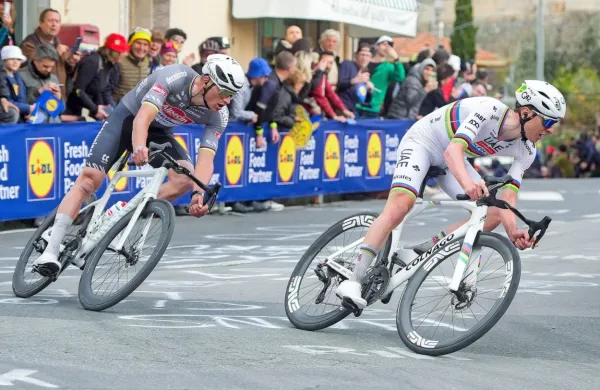 Pričakovati je, da bosta Tadej Pogačar (v ospredju) in Mathieu van 
der Poel  tudi na nedeljski dirki po Flandriji uprizorila razburljiv 
dvoboj za zmago.  