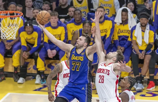 Luka Dončić (z žogo) si je tako utiral  pot proti košu Houstona. 