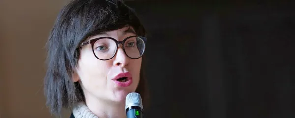 Tjaša Jurman je v Gorici interpretirala svoj esej o idrijskem 
žlikrofu.