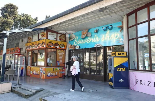 Ideja, da bi se Casinò Portorož preselil v prostore pokrite tržnice, 
je imela precej nasprotnikov, naposled pa se je sama igralniška 
družba odpovedala selitvi.
