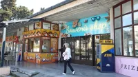 Ideja, da bi se Casinò Portorož preselil v prostore pokrite tržnice, 
je imela precej nasprotnikov, naposled pa se je sama igralniška 
družba odpovedala selitvi.