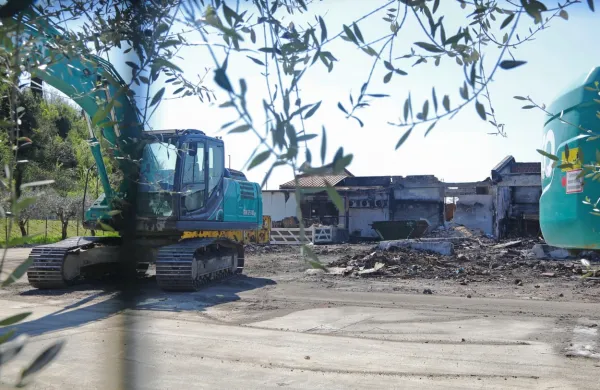 Tako je videti pogorišče nekdanje trgovine Agrarie v Luciji, potem 
ko so odstranili montažni del pogorelega objekta.