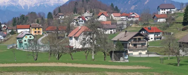 Šebrelje, zaradi posebne klime nekdaj zdravilišče, so ostale brez 
gostiln, a imajo imenitno paleolitsko najdišče Divje babe in 
arheološko energetski park.