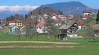 Šebrelje, zaradi posebne klime nekdaj zdravilišče, so ostale brez 
gostiln, a imajo imenitno paleolitsko najdišče Divje babe in 
arheološko energetski park.