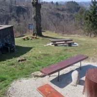 Ob prastarem  naravoverskem  solsticijskem svetišču  sta pokojni 
raziskovalec stare vere Pavel Medvešček in vodilni radiestezist 
Jože Munih izmerila močne, zdravilne energije.