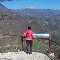 Park z urejenimi pohodnimi potmi, ostalinami prve in druge vojne 
med ostalim ponuja fantastične razglede na bližnje in oddaljene 
hribe in gore od Rodice do Bevkovega vrha.
