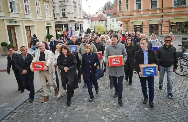  Zahtevo za zakonodajni referendum je vložila SDS.