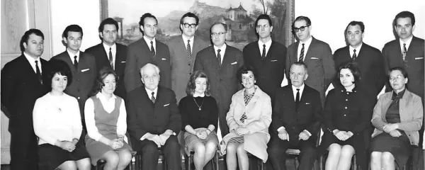Učiteljski zbor Glasbene šole Koper 1967/68. Ivan Šček tretji v 
drugi vrsti z desne.
