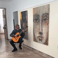  Kitarist Elvis Šahbas je obiskovalce razstave “popeljal” po Parenzani.