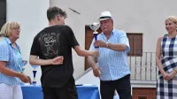 Branko Dolenc zadnjih 20 let kot predsednik TD Kanal drži 
organizacijske niti skokov z mosta v Kanalu in seveda tudi 
podeljuje nagrade.