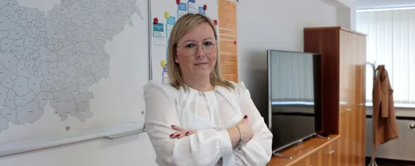Ministrica Mateja Čalušić se je lotila kmetijske reforme, v kateri ji 
očitajo soliranje, ona pa zatrjuje, da je razprava široka kot že dolgo 
ne.