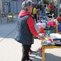 Garažna razprodaja v Novi Gorici: dogodek, ki mlade spodbuja k medsebojni izmenjavi rabljenih stvari