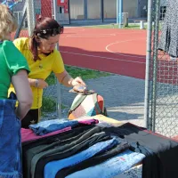 Garažna razprodaja v Novi Gorici: dogodek, ki mlade spodbuja k medsebojni izmenjavi rabljenih stvari
