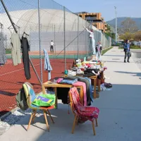 Garažna razprodaja v Novi Gorici: dogodek, ki mlade spodbuja k medsebojni izmenjavi rabljenih stvari