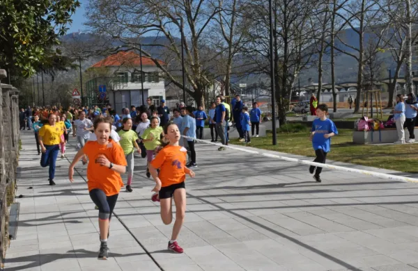 Otroci so preizkusili na novo tlakovani površini v okolici Trga Evrope, ki bo tudi jutri  središče tekaškega 
dogajanja v Novi Gorici in Gorici. 