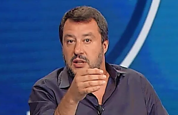 Podpredsednik italijanske vlade in prometni minister Matteo 
Salvini je bil danes v Firencah na strankarskem kongresu ponovno 
potrjen za vodjo skrajno desne Lige.