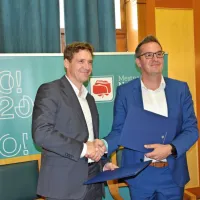 Podpisnika pogodbe Primož Ule (Ginex) in župan Samo Turel