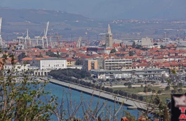 Na nasipu ob Semedelski promenadi oziroma vzdolž mestnega 
parka, vse od Hlavatyjevega parka do čistilne naprave, bo v 
približno treh tednih urejena tlakovana sprehajalna pot.