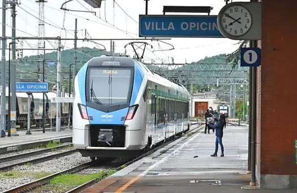 Vlaki z Opčin na Reko letos ne bodo vozili zaradi  del na železniški 
progi.