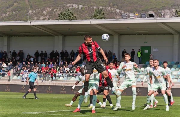Ajdovci (v rdeče-črni opravi) za potrditev obstanka rabijo še kakšno točko, Olimpija pa je praktično že prvak.

