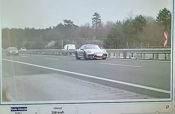 Prometni policisti so na radar ujeli Štajerca, ki je  po primorski 
avtocesti vozil s hitrostjo 208 kilometrov na uro. 