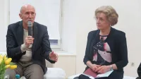 Psihiater in pesnik dr. Marko Pišljar in zdravnica Alenka Höfferle 
Felc na predstavitvi zbirke Šepet križpotij.