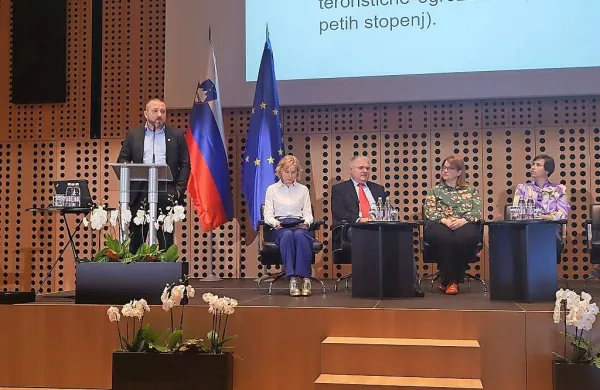 Primož Ogrinc iz sektorja za organizirano kriminaliteto v upravi 
kriminalistične policije (levo) je zbranim predstavil priporočila o 
tem, kako ravnati, ko prejmejo grožnje. 