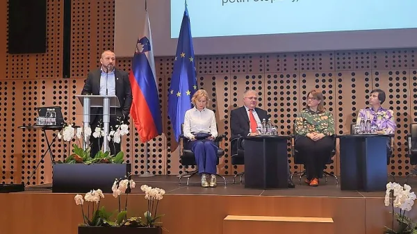 Primož Ogrinc iz sektorja za organizirano kriminaliteto v upravi 
kriminalistične policije (levo) je zbranim predstavil priporočila o 
tem, kako ravnati, ko prejmejo grožnje. 