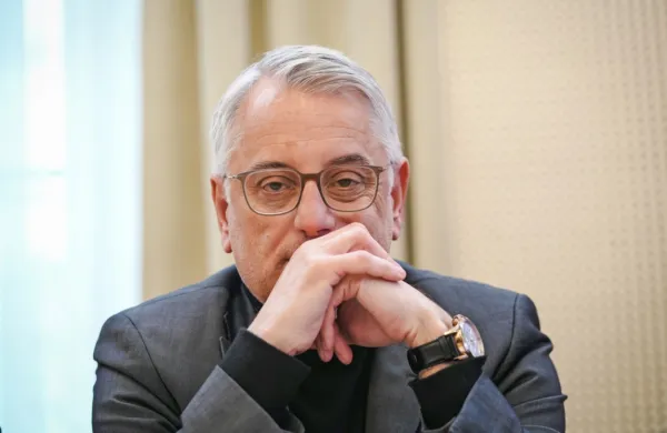Slovenski minister za gospodarstvo, turizem in šport Matjaž Han 
meni, da bo “norija teh trgovinskih vojn” pokopala tako Evropo 
kot ZDA. 