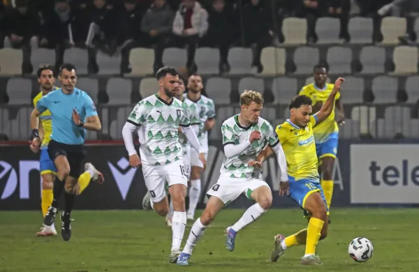 Olimpija (v zeleno-beli opremi) je slavila na obeh tekmah  Kopru, 
Koper pa enkrat v Stožicah.