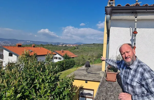 Domačin Igor  Kobal kaže proti območju Plavskega potoka,  kjer so 
v globini minirali ob gradnji predora.